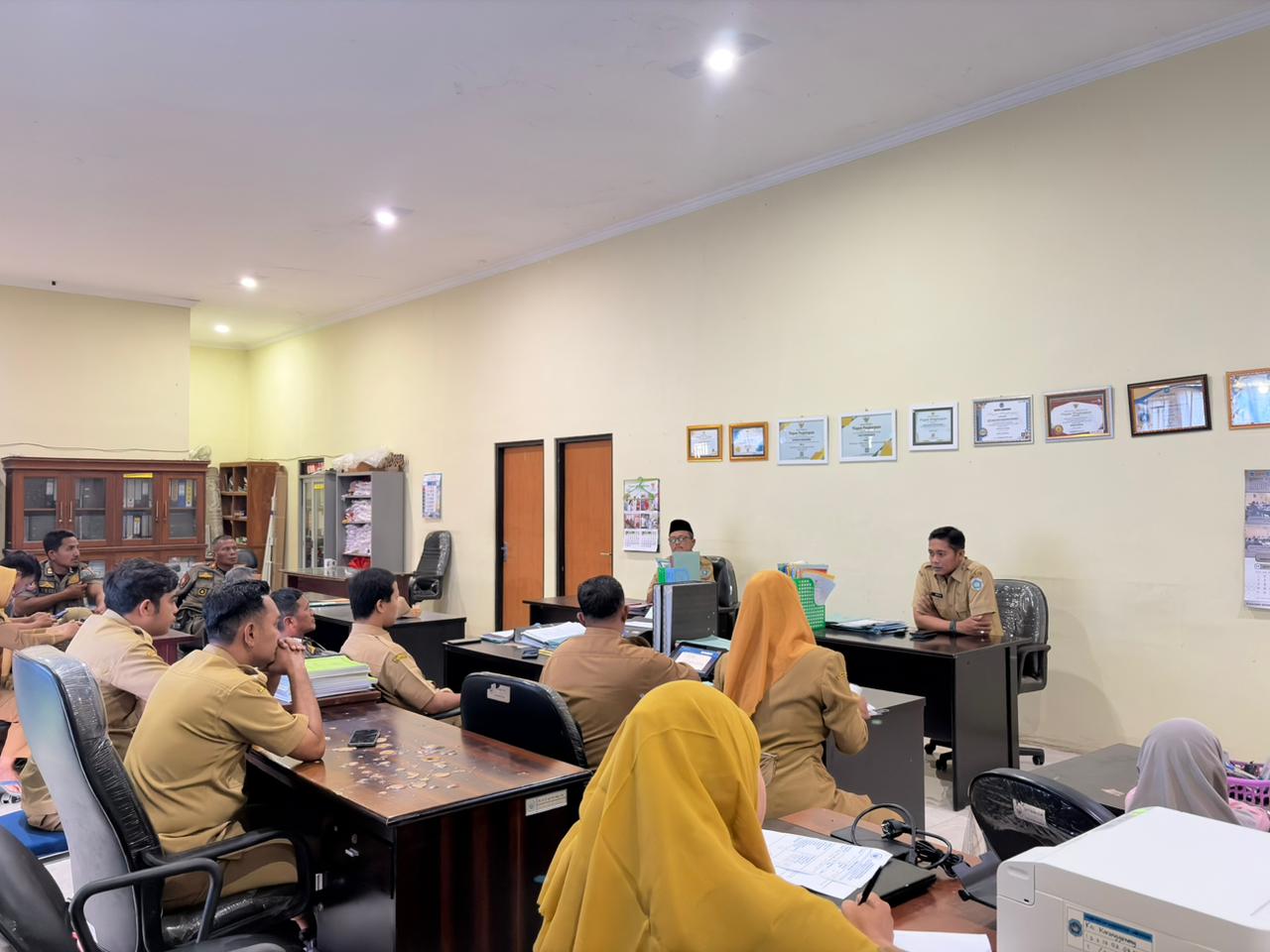 Foto: Rapat Staf Kecamatan Karanggeneng