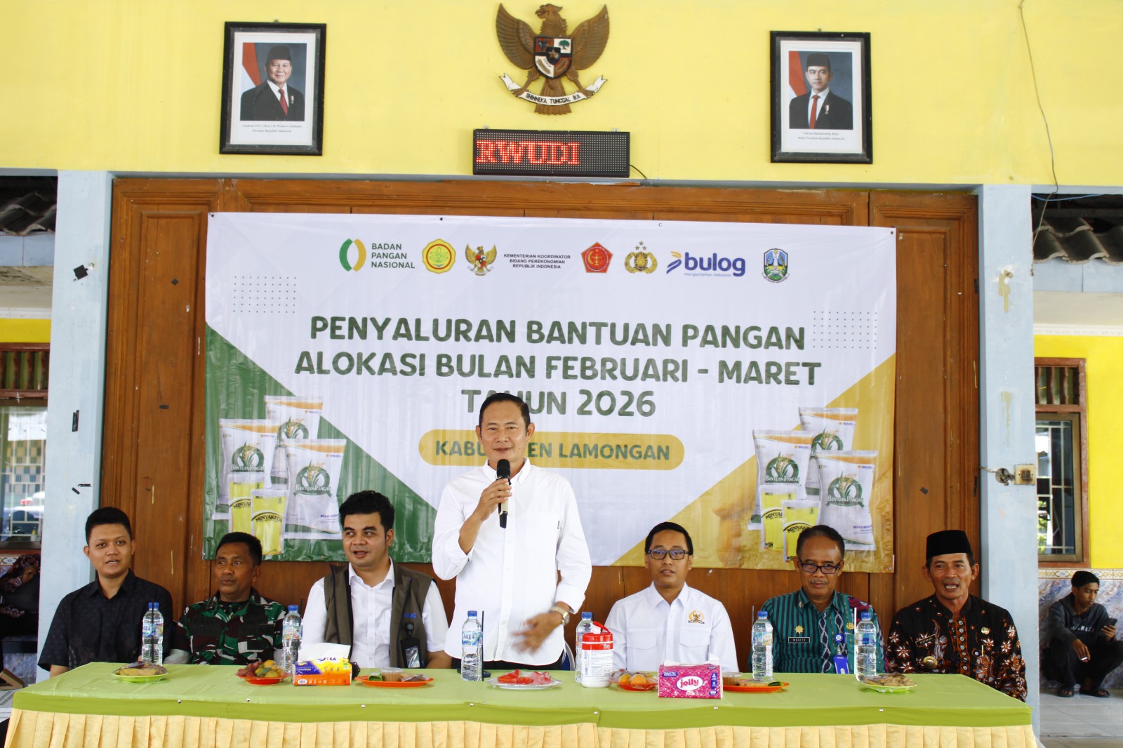 Foto: Bupati Lamongan Hadiri Penyaluran Bantuan Pangan di Kecamatan Karanggeneng