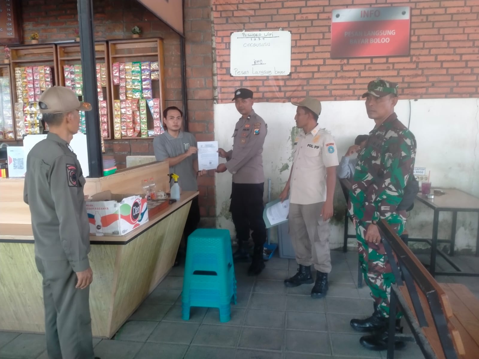 Foto: Tindak Lanjut Surat Imbauan Penutupan Sementara, Forkopimcam Karanggeneng Lakukan Sosialisasi di Warkop Dusun Simo Desa Sungelebak