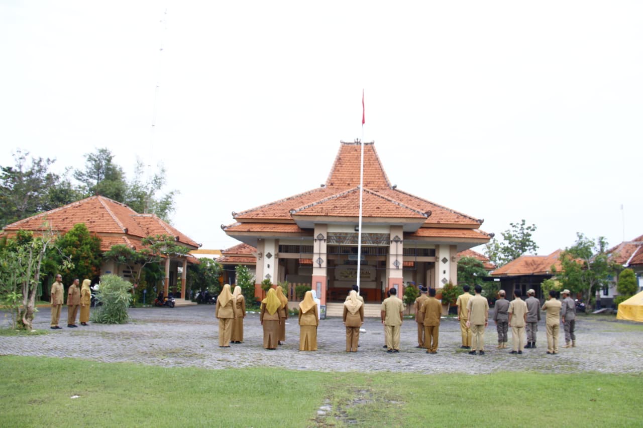 Foto: Meski Bulan Ramadhan, Apel Rutin Senin Pagi Kecamatan Karanggeneng Tetap Dilaksanakan