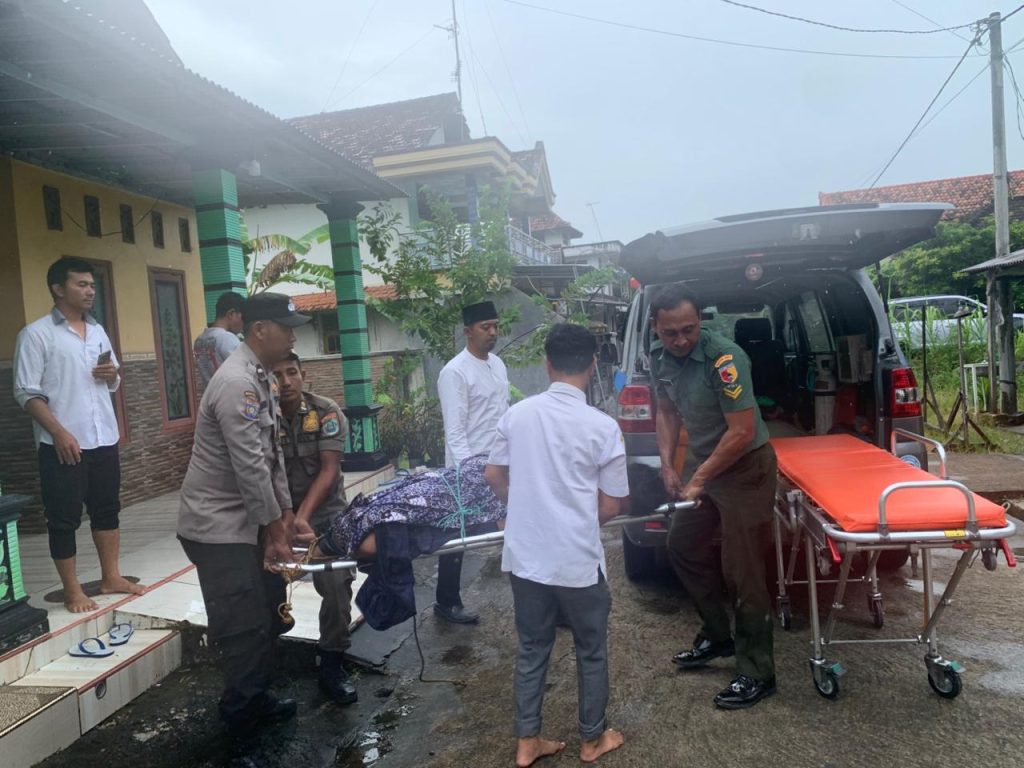 Foto: ODGJ Mengamuk Rusak Perabotan Rumah Sendiri, Aparat Gabungan Turun Tangan di Tracal — Evakuasi Dramatis ke RSJ Menur Surabaya