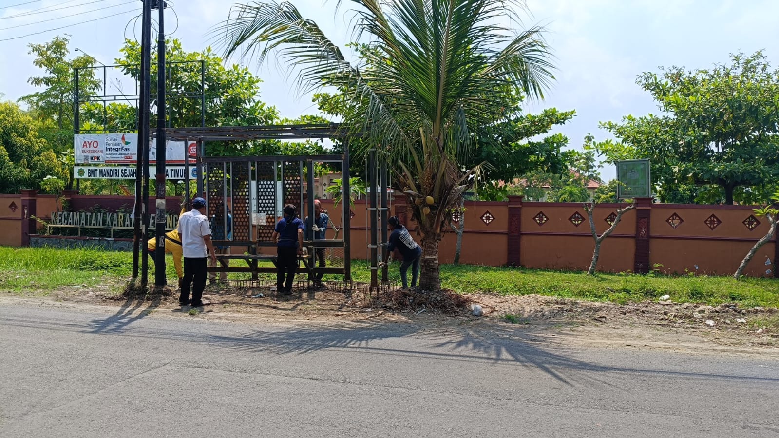 Foto: Pemindahan selter transjatim di depan kantor kecamatan karanggeneng