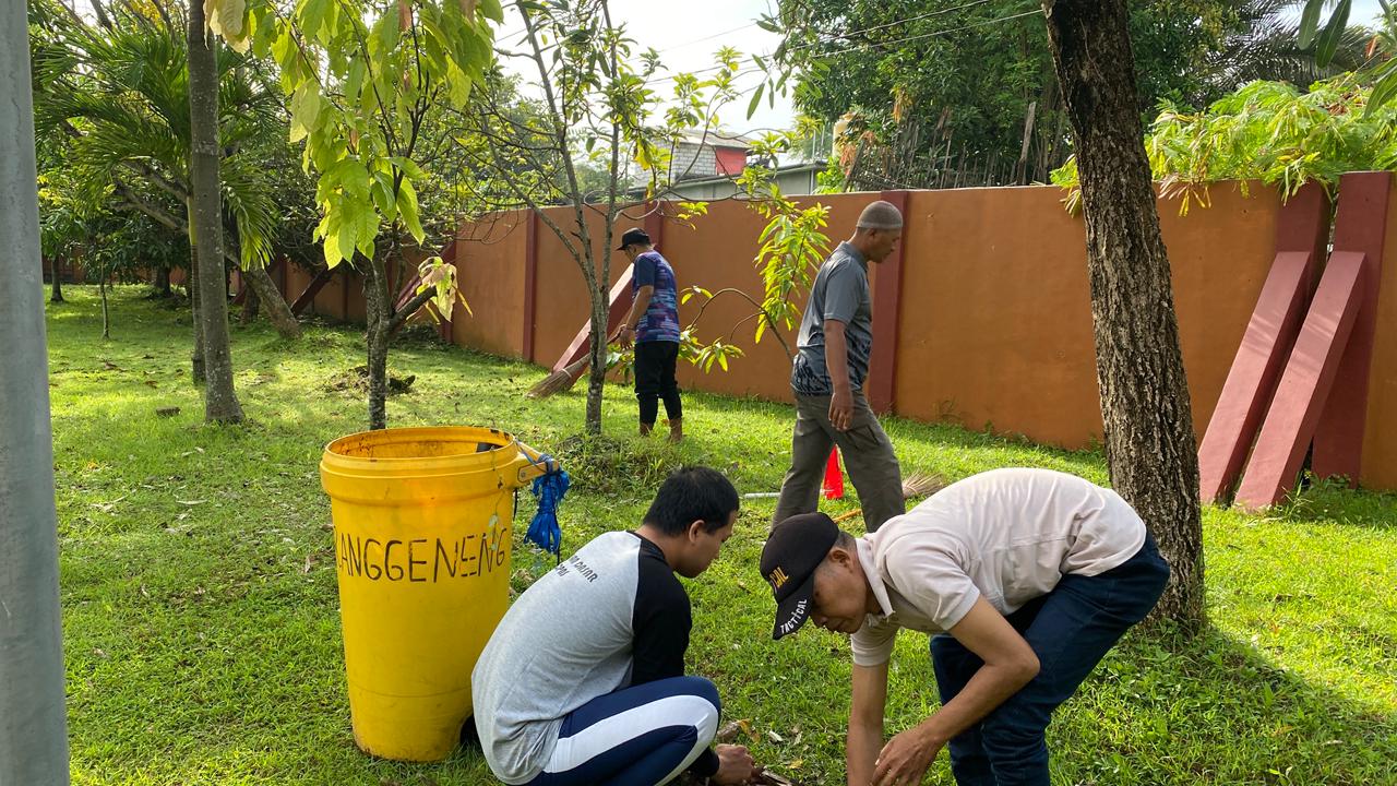 Foto: Kerja Bakti di Kantor Kecamatan Karanggeneng