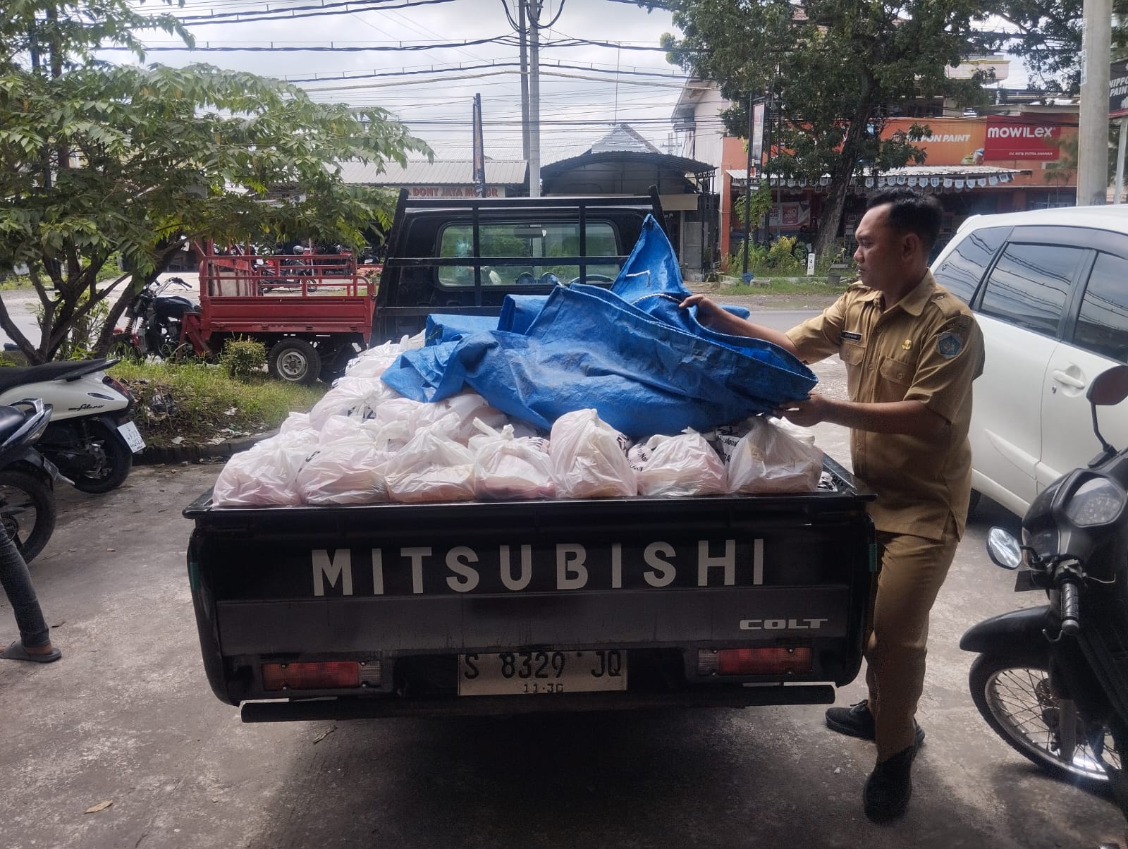 Foto: Kecamatan Fasilitasi Pengambilan Sembako Ramadhan untuk Didistribusikan ke Desa