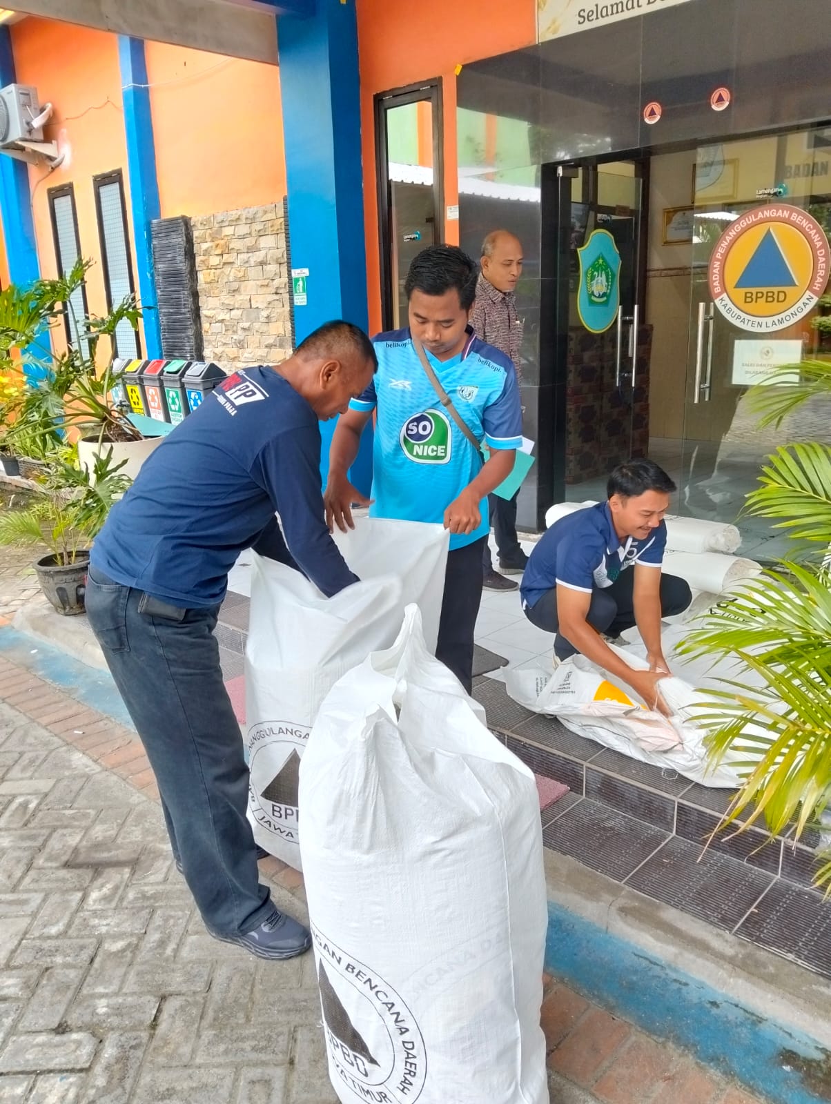 Foto: Perwakilan Kecamatan Karanggeneng Ambil Glangsing di BPBD untuk Lengkapi Posko Siaga Bencana