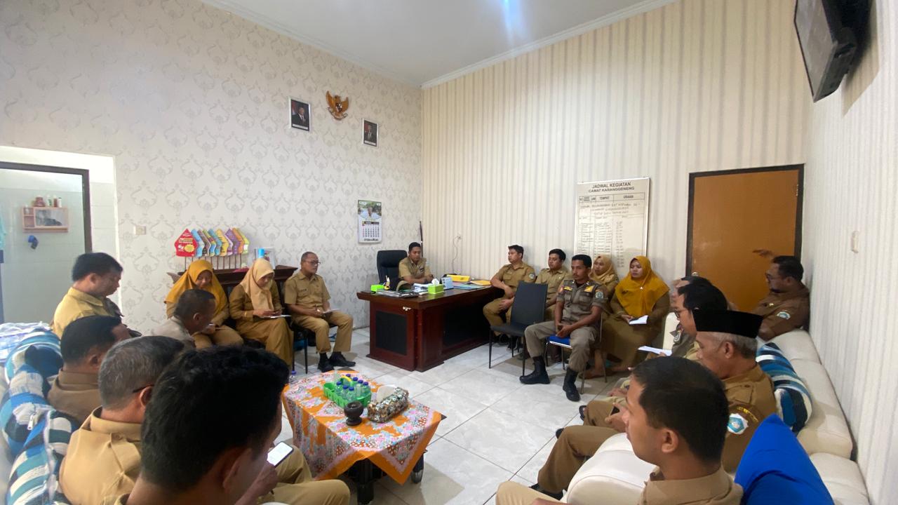 Foto: Rapat staf Kecamatan Karanggeneng