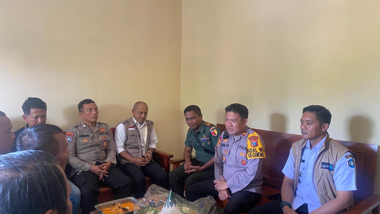 Foto: Tasyakuran Pihak Polsek Karanggeneng