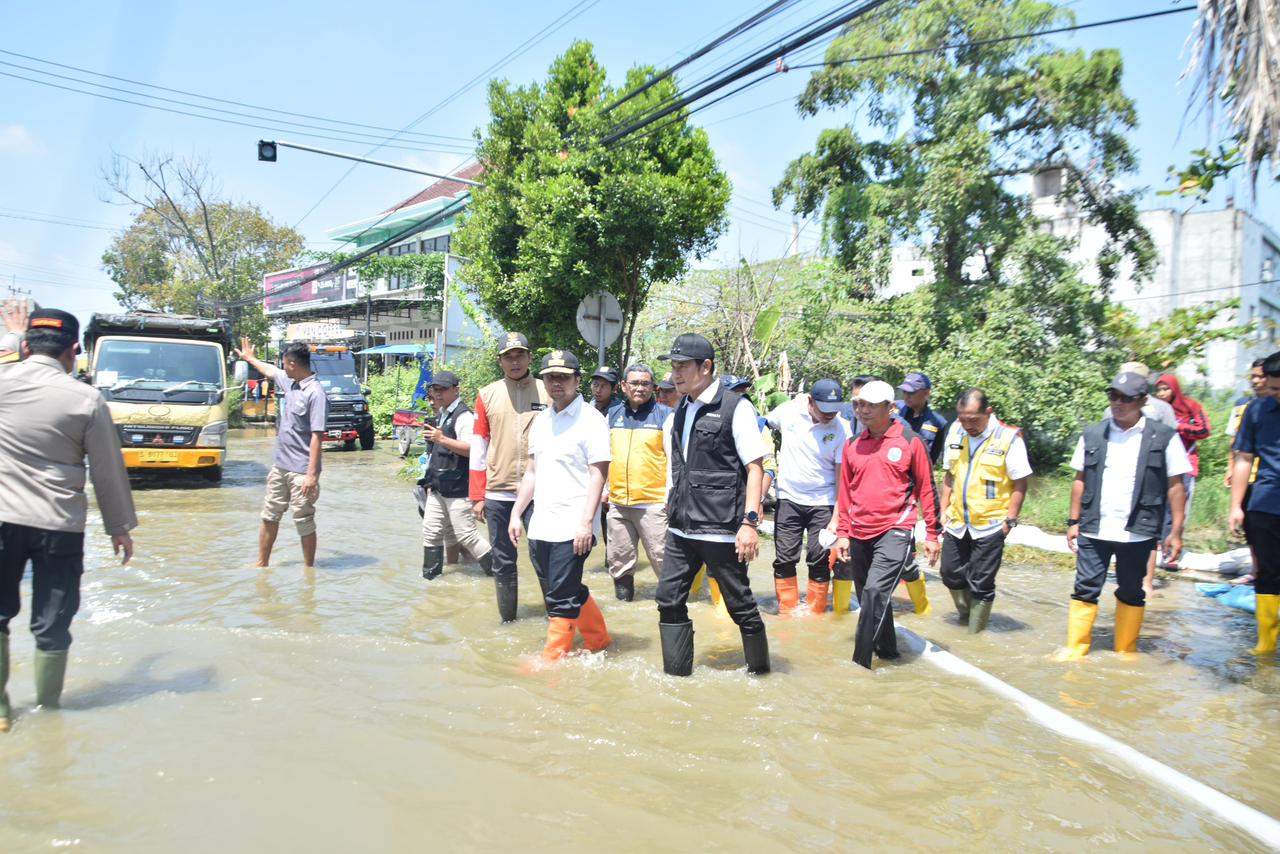 Foto: Bupati Yes Dampingi Wagub Emil Tinjau Banjir, Pastikan Langkah Taktis Penanganan Genangan