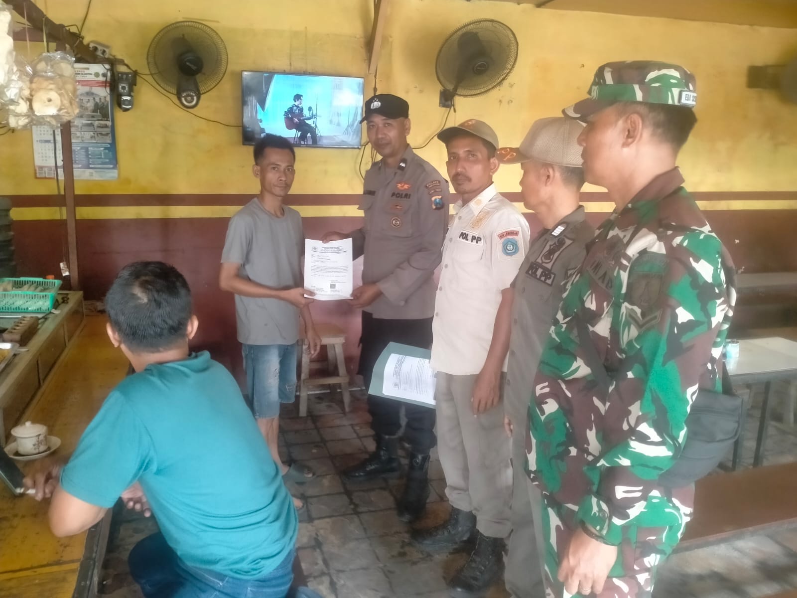 Foto: Tindak Lanjut Surat Imbauan Penutupan Sementara, Forkopimcam Karanggeneng Lakukan Sosialisasi di Warkop Desa Sungelebak