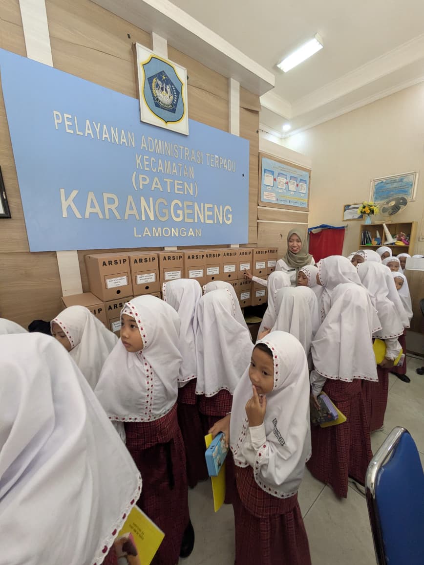 Foto: Siswa MIN 2 Karanggeneng Lamongan Laksanakan Pembelajaran Langsung di Lingkungan Kecamatan Karanggeneng