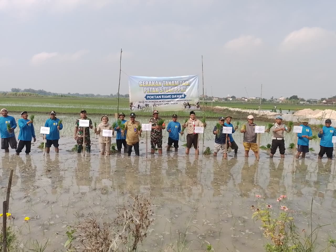 Foto: Gerakan Tanam Padi Petak Studi PPHT Program APBN 2026 di Desa Prijekngablak