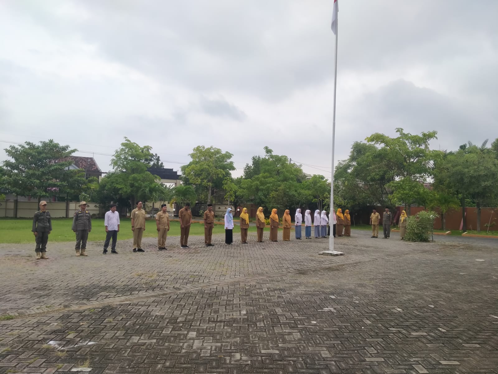 Foto: Apel rutin senin pagi Kecamatan Karanggeneng