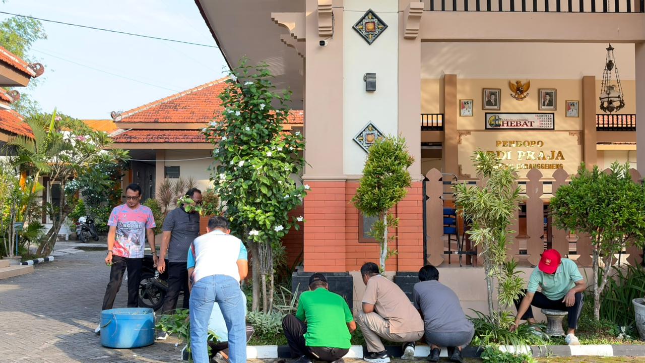 Foto: Camat Karanggeneng Pimpin Aksi Bersih Lingkungan Peringati Hari Lingkungan Hidup Sedunia 2026