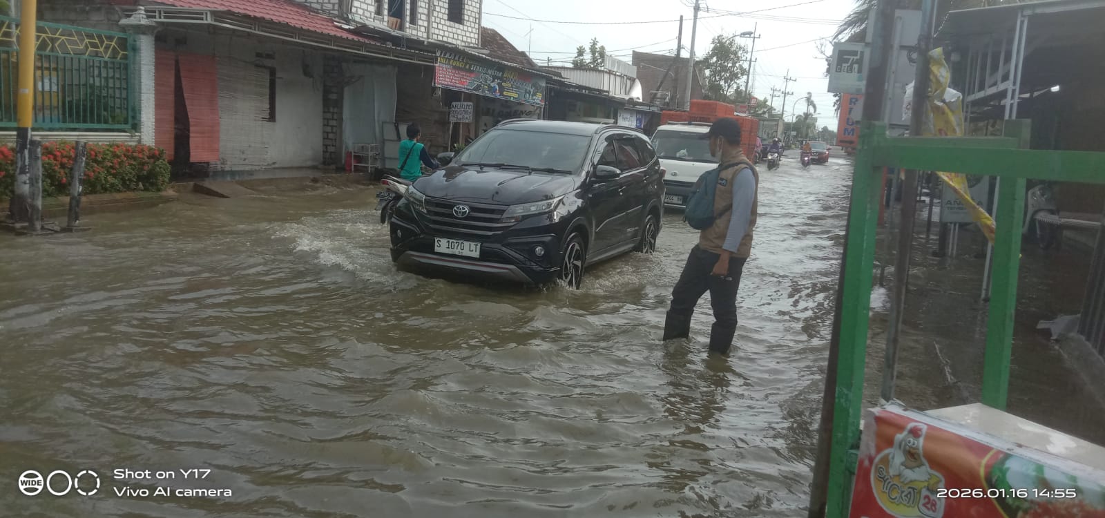 Foto: Camat Karanggeneng Terjun Langsung Survei Lokasi Banjir di Desa Sungelebak