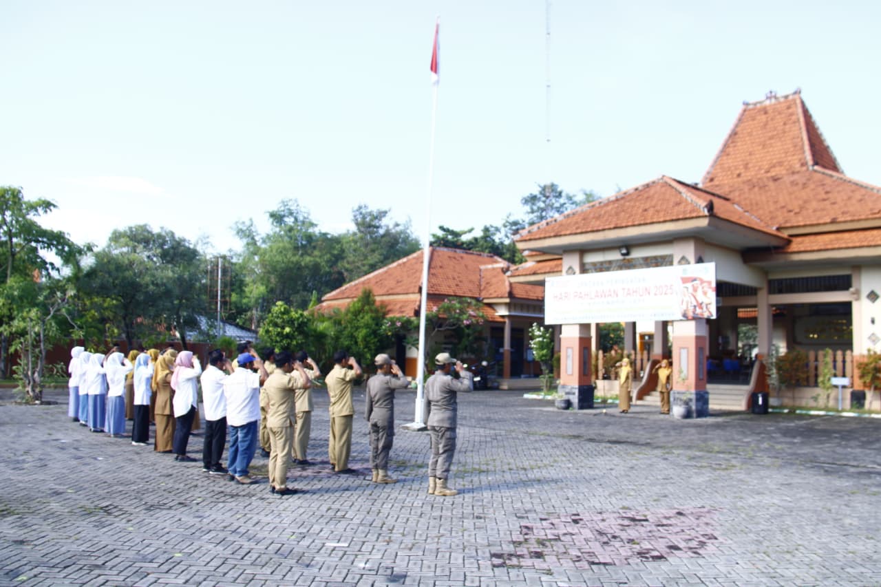 Foto: Apel Senin Pagi Kecamatan Karanggeneng