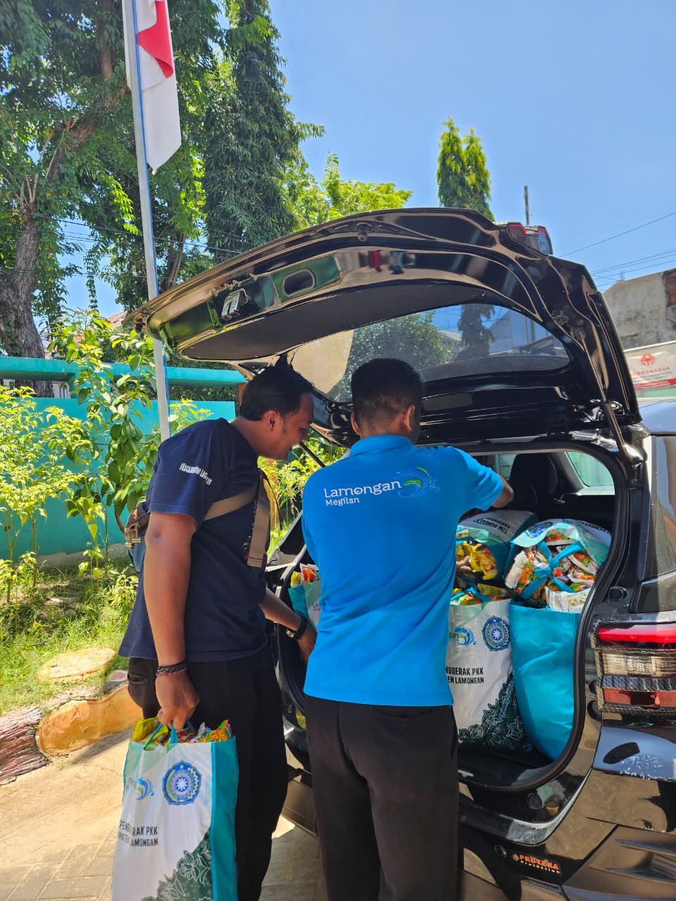 Foto: TP PKK Kecamatan Karanggeneng Terima Bantuan Sembako dari TP PKK Kabupaten untuk Penyandang Disabilitas