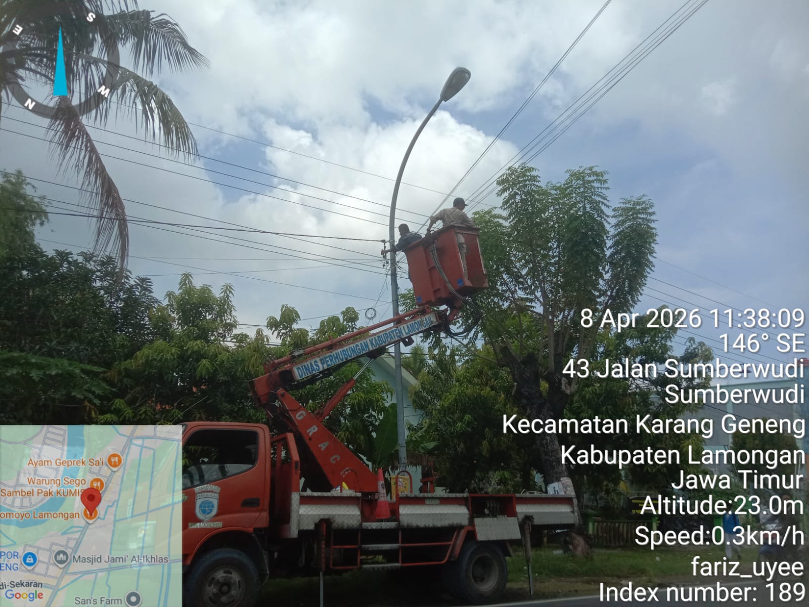 Foto: Perbaikan lampu PJU yang padam