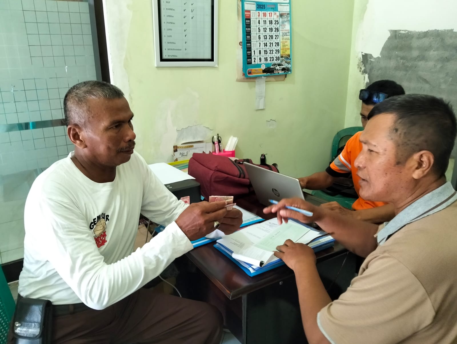 Foto: Setoran PBB Desa Kawistolegi kepada Kecamatan