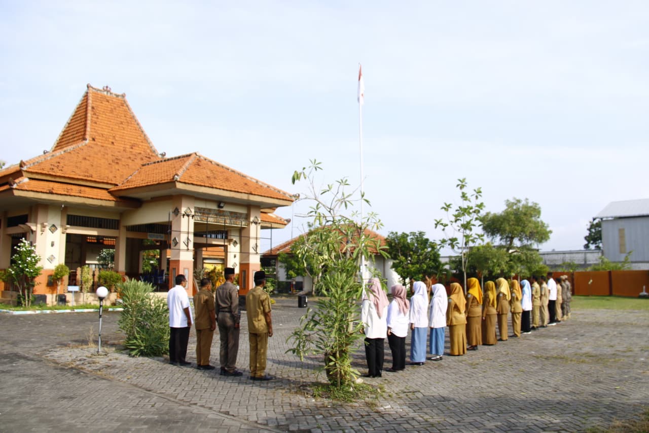 Foto: Apel Rutin Senin Pagi Kecamatan Karanggeneng