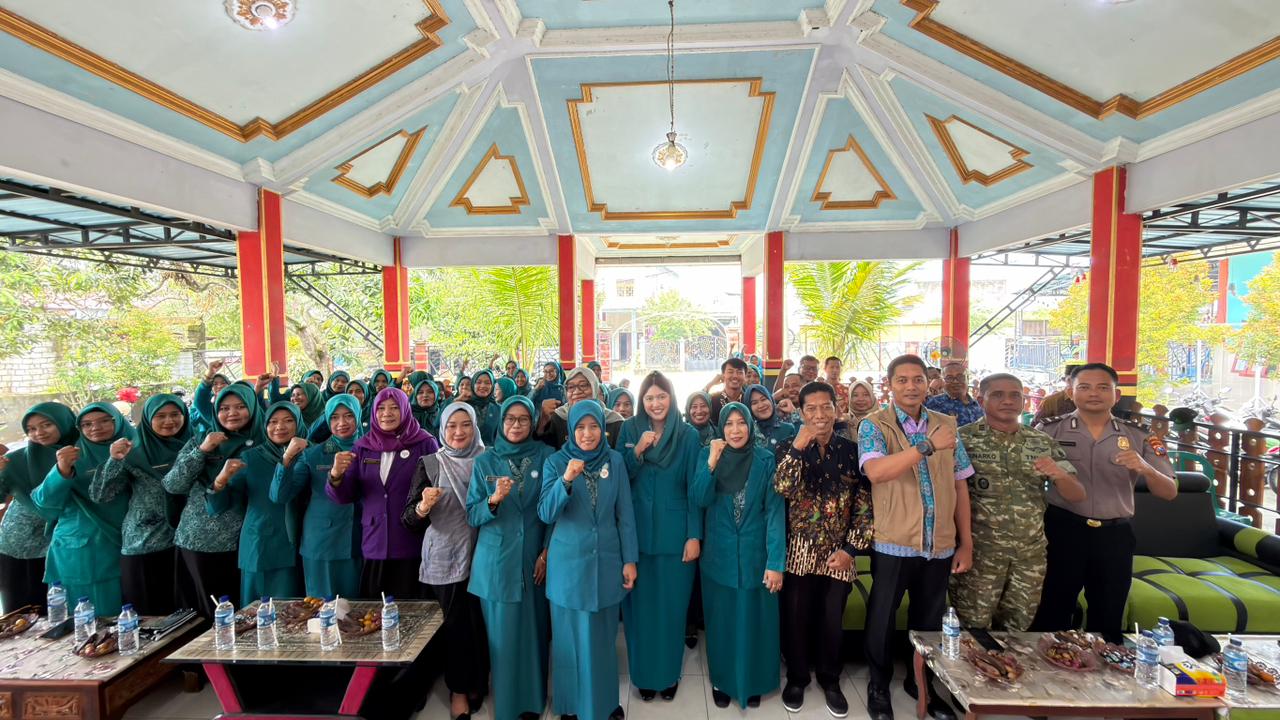 Foto: Pelantikan Ketua Tim Penggerak Pkk dan Pengukuhan Bunda PAUD sekaligus Pengukuhan Ketua Tim Pembina Posyandu Desa Karangwungu