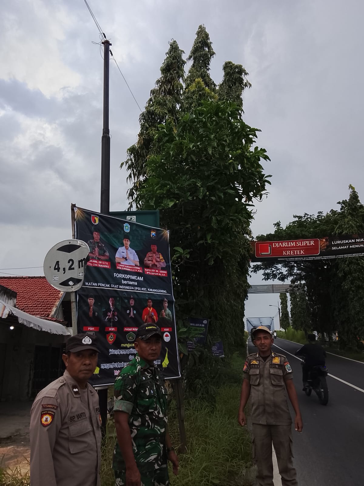 Foto: Pendampingan Pemasangan Banner IPSI Kecamatan Karanggeneng di Berbagai Titik Strategis