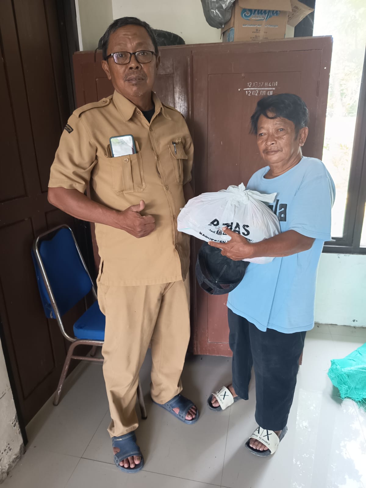 Foto: Perangkat Desa Ambil Sembako Ramadhan di Kantor Kecamatan Karanggeneng