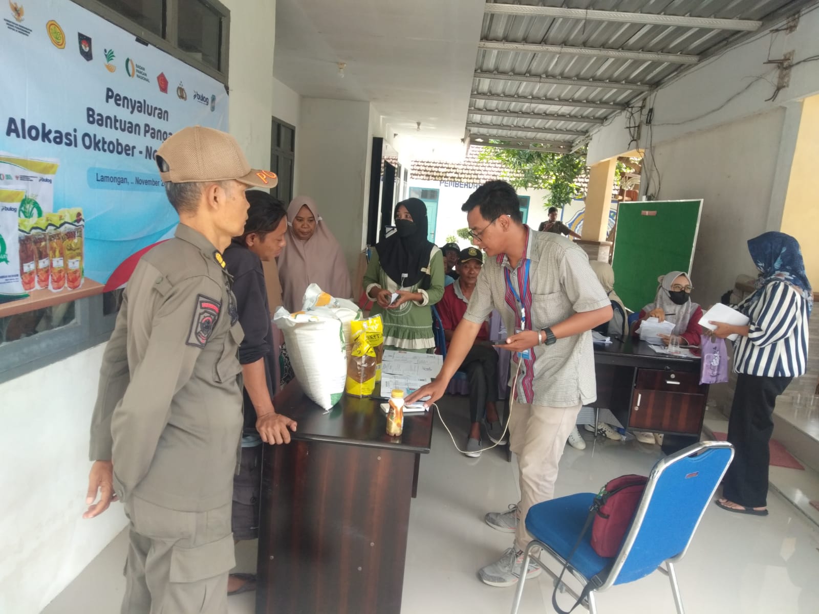 Foto: Monitor penyaluran bantuan pangan alokasi Oktober - November 2025 Desa Mertani