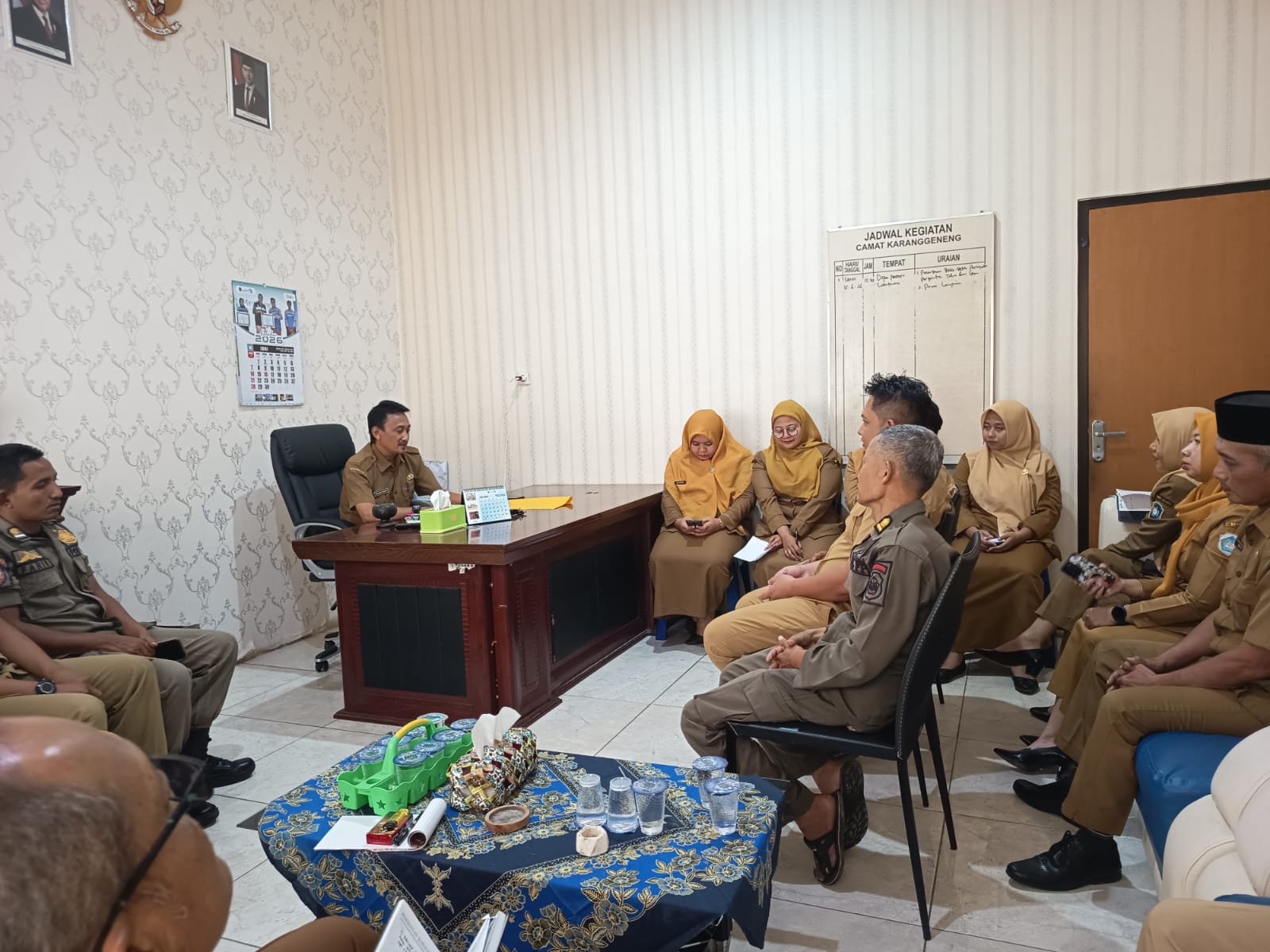 Foto: Camat Karanggeneng Pimpin Rapat Staf untuk Perkuat Koordinasi dan Kinerja Pelayanan