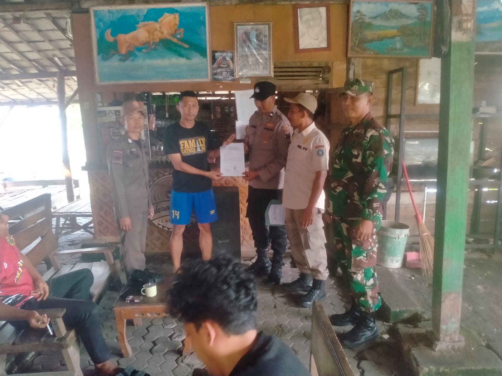 Foto: Forkopimcam Karanggeneng Tindak Lanjuti Surat Imbauan Penutupan Sementara dengan Himbauan kepada Warkop di Desa Kendalkemlagi