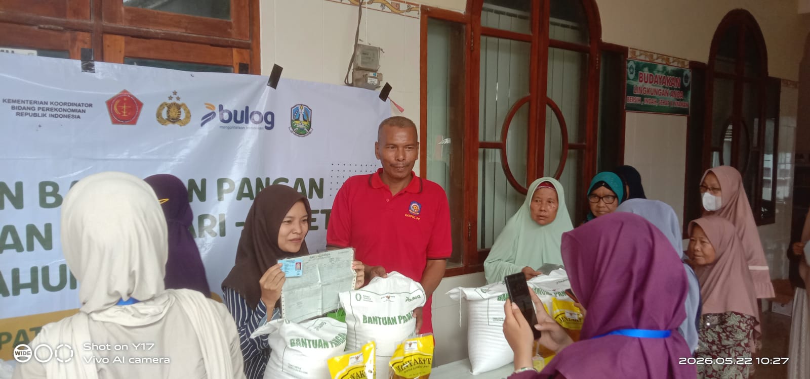 Foto: Monitoring Penyaluran Bantuan Pangan Alokasi Februari–Maret 2026 di Desa Latukan Berlangsung Tertib dan Lancar