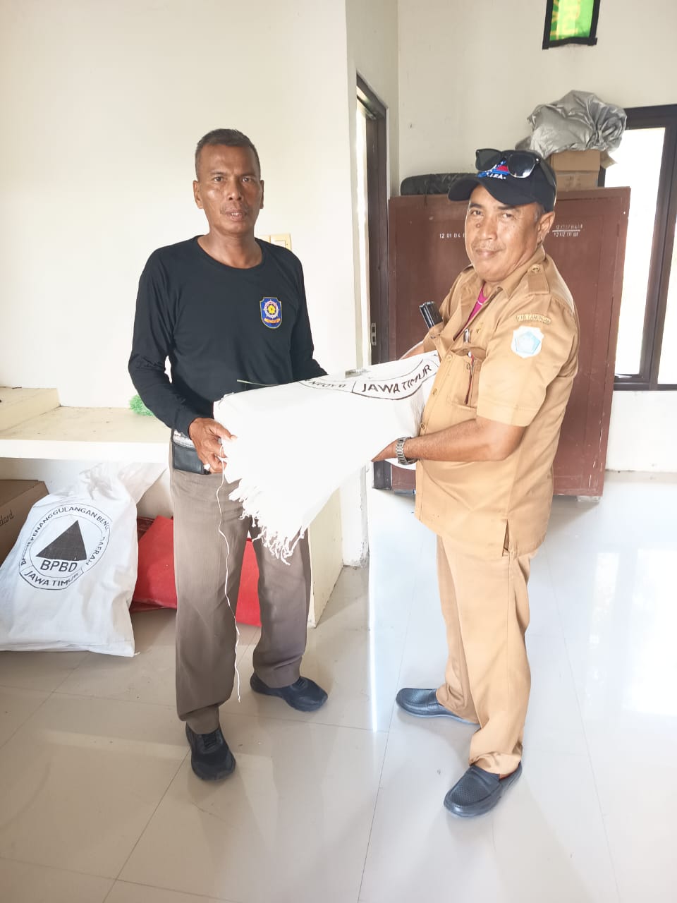 Foto: Perangkat Desa Kawistolegi Lakukan Pengambilan Glangsing di Kantor Kecamatan Karanggeneng