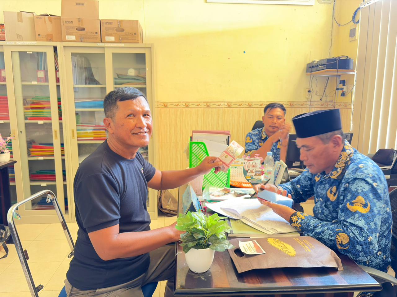 Foto: Perangkat Desa Serahkan Pembayaran PBB, Kecamatan Lakukan Penjemputan Langsung ke Desa