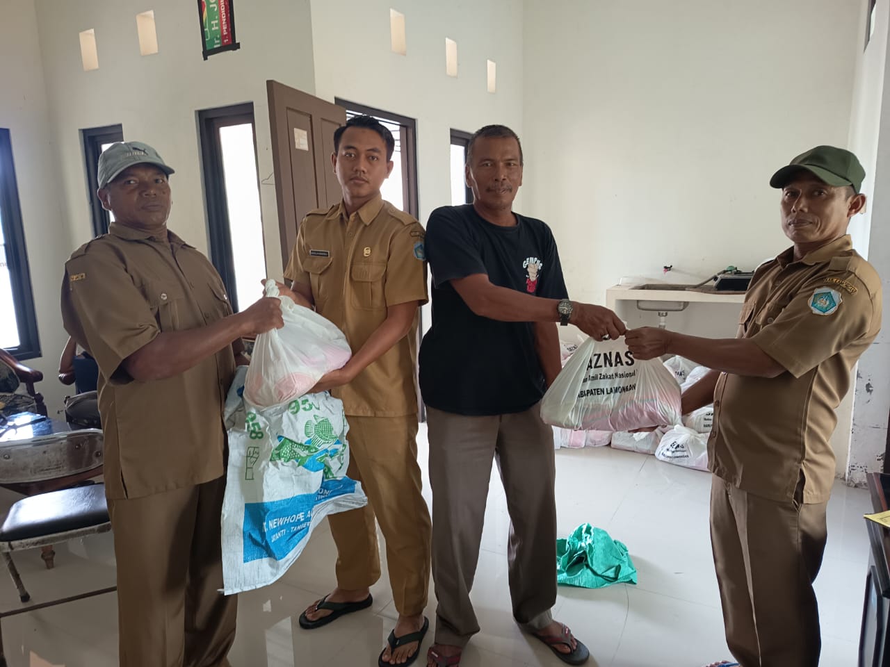 Foto: Pengambilan sembako oleh perangkat desa