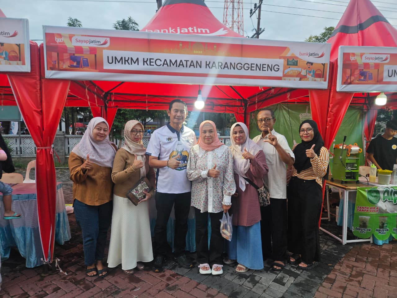 Foto: Kunjungan bapak bupati Lamongan ke stand bazar umkm Kecamatan Karanggeneng