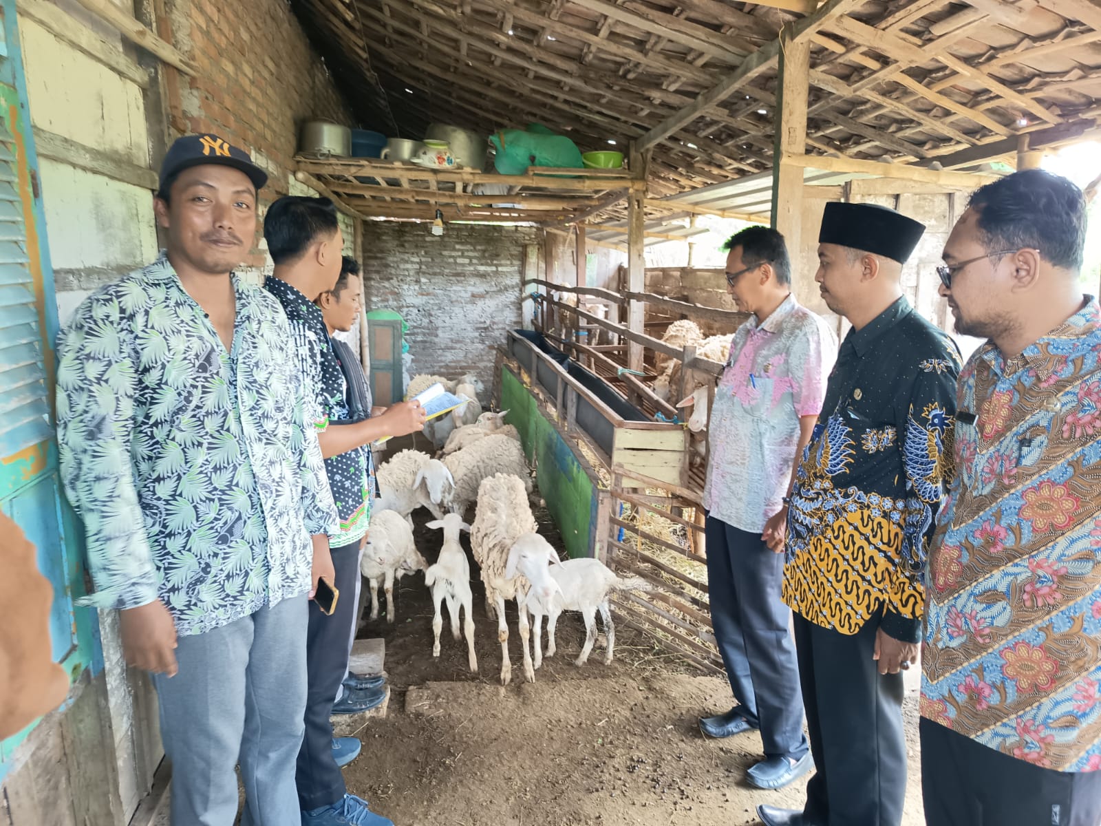 Foto: Monitoring dan Evaluasi (Monev) Ketahanan Pangan Dana Desa Tahun 2025 di Desa Tracal Didampingi Langsung oleh Camat Karanggeneng