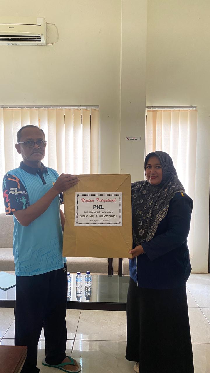 Foto: SMK NU Sukodadi Berpamitan, Serahkan Cindera Mata kepada Kecamatan Karanggeneng