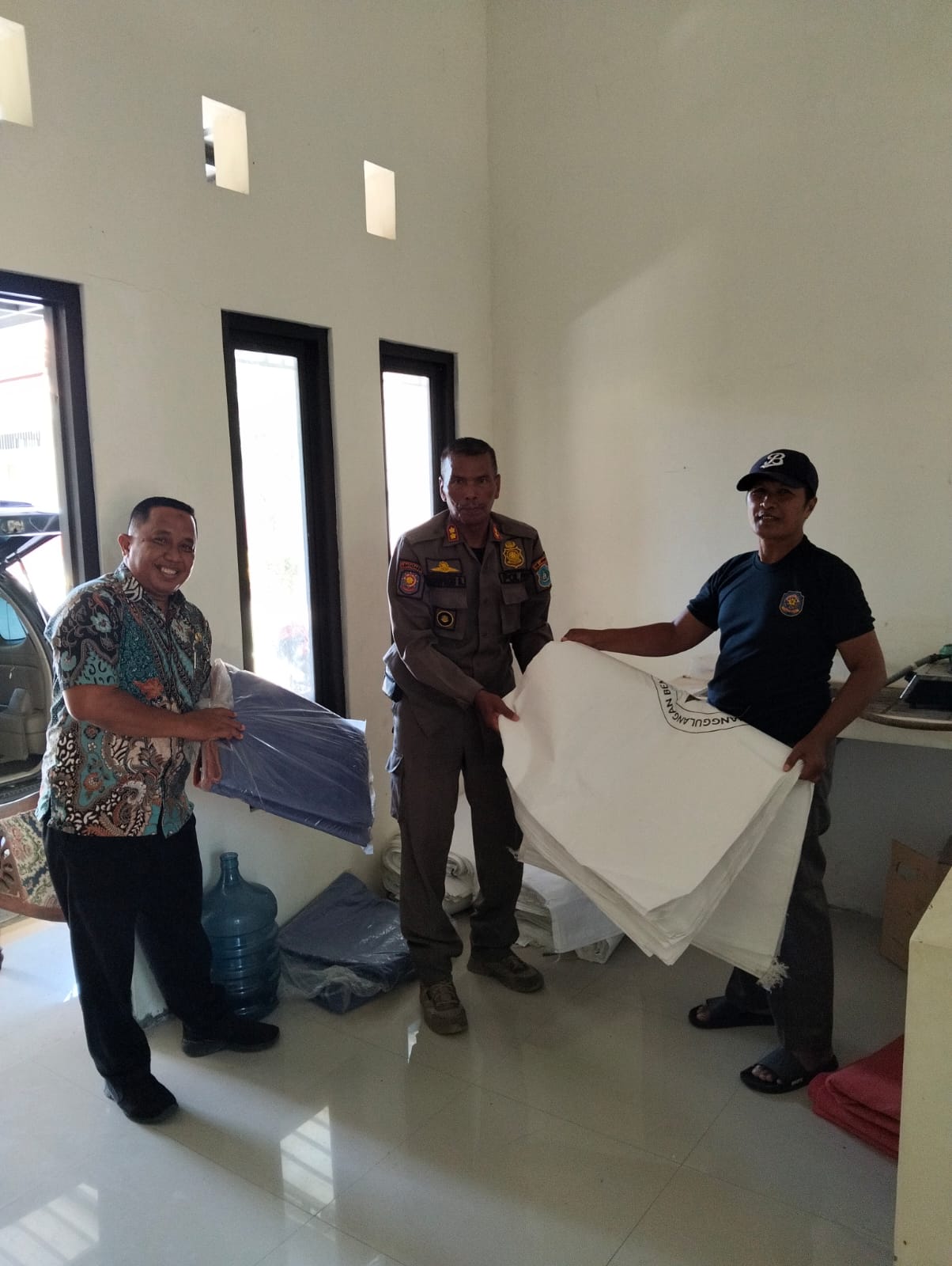 Foto: Antisipasi Cuaca Tidak Menentu, Kecamatan Karanggeneng Ambil Perlengkapan Penanganan Bencana di BPBD Lamongan