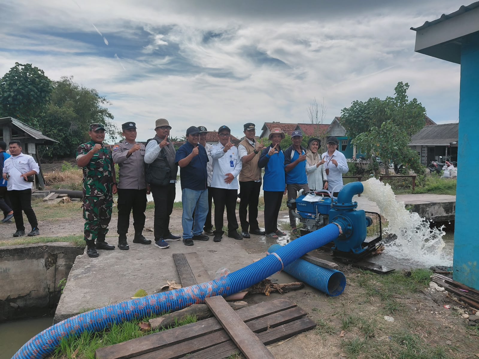 Foto: Peninjauan, Penempatan, Penyerahan, dan Uji Coba Alsintan Pompa di Desa Latukan