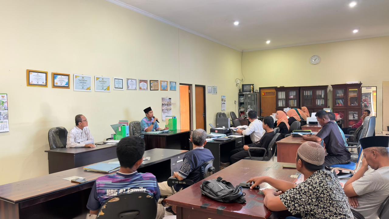 Foto: Camat Karanggeneng Pimpin Rapat Staf Kecamatan