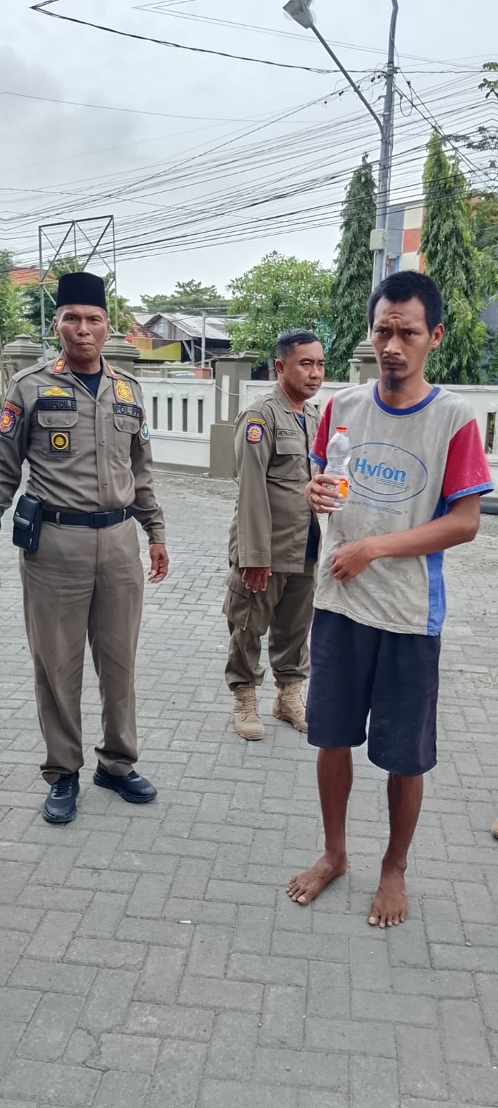Foto: ODGJ yang mengganggu warga masyarakat di desa bantengputih di kirim ke kantor satpol PP kab.lamongan