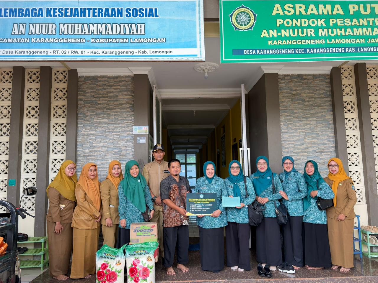 Foto: Penyaluran Bantuan Infaq Subuh TP PKK oleh Bu Yes di PA An Nur Karanggeneng