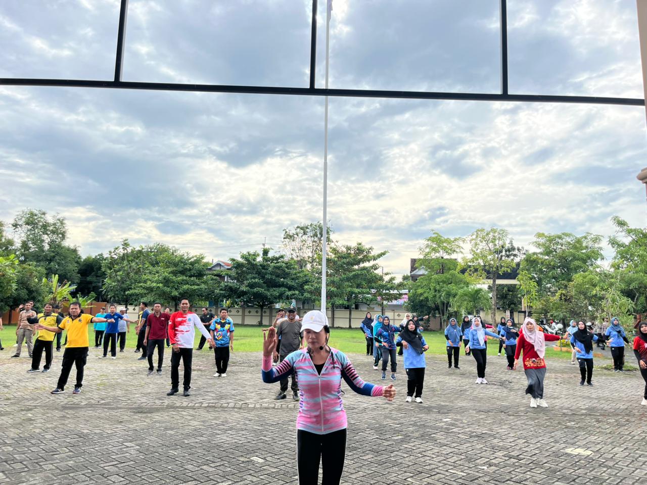 Foto: Sinergitas Forkopimcam, Senam Pagi Bersama UPT Korwil, Polsek dan Koramil Karanggeneng