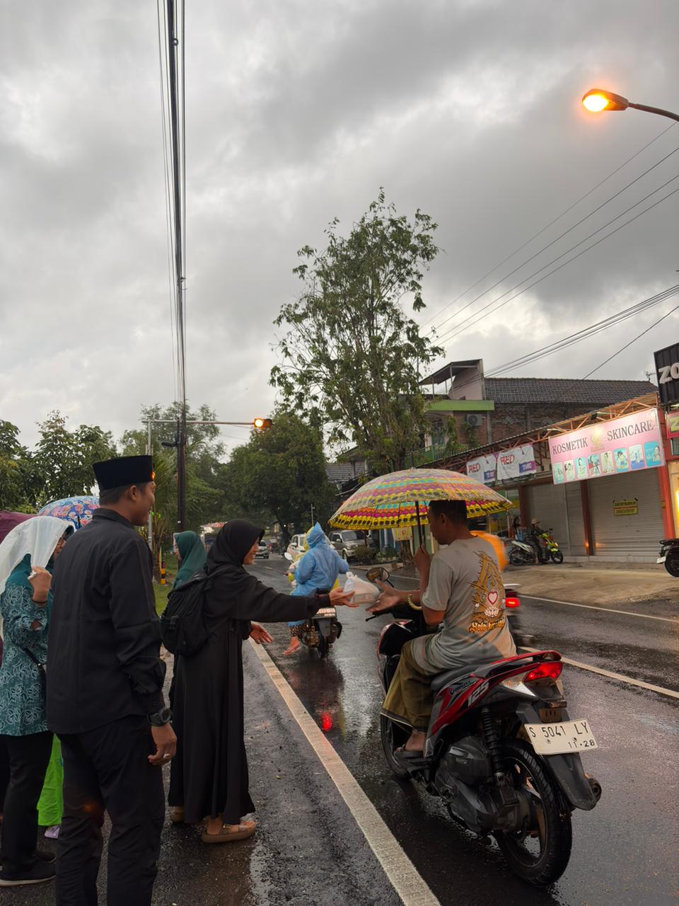 Foto: TP PKK Kecamatan Karanggeneng Berbagi Takjil Gratis di Depan Kantor Kecamatan