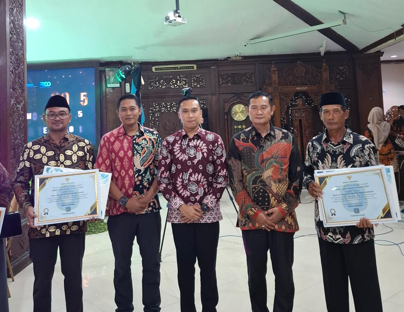Foto: Pak Yes Dampingi Wamendagri Serahkan Penghargaan Lamongan Awards