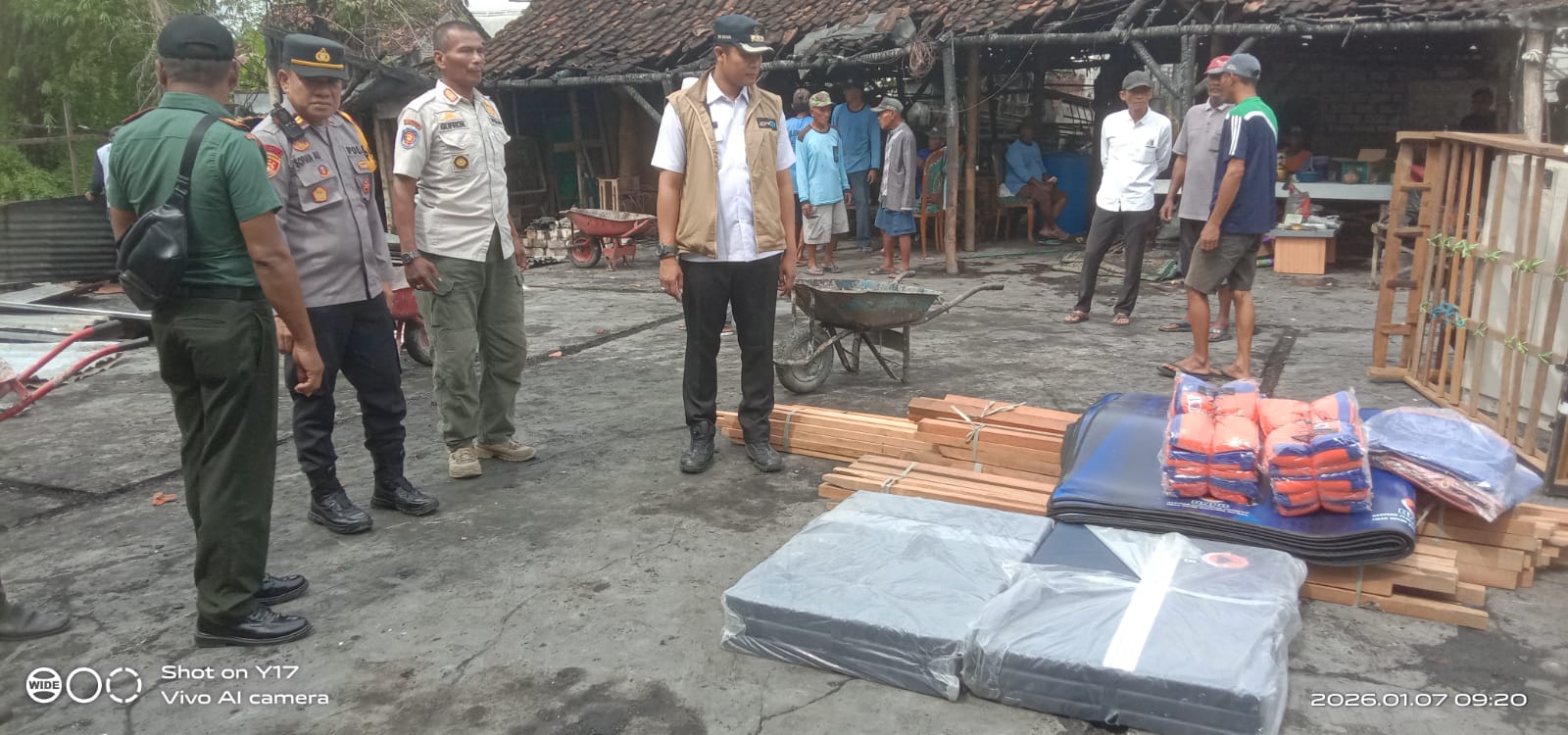 Foto: BPBD Bersama Camat, Polsek, dan Danramil Karanggeneng Tinjau Musibah Kebakaran di Desa Kalanganyar