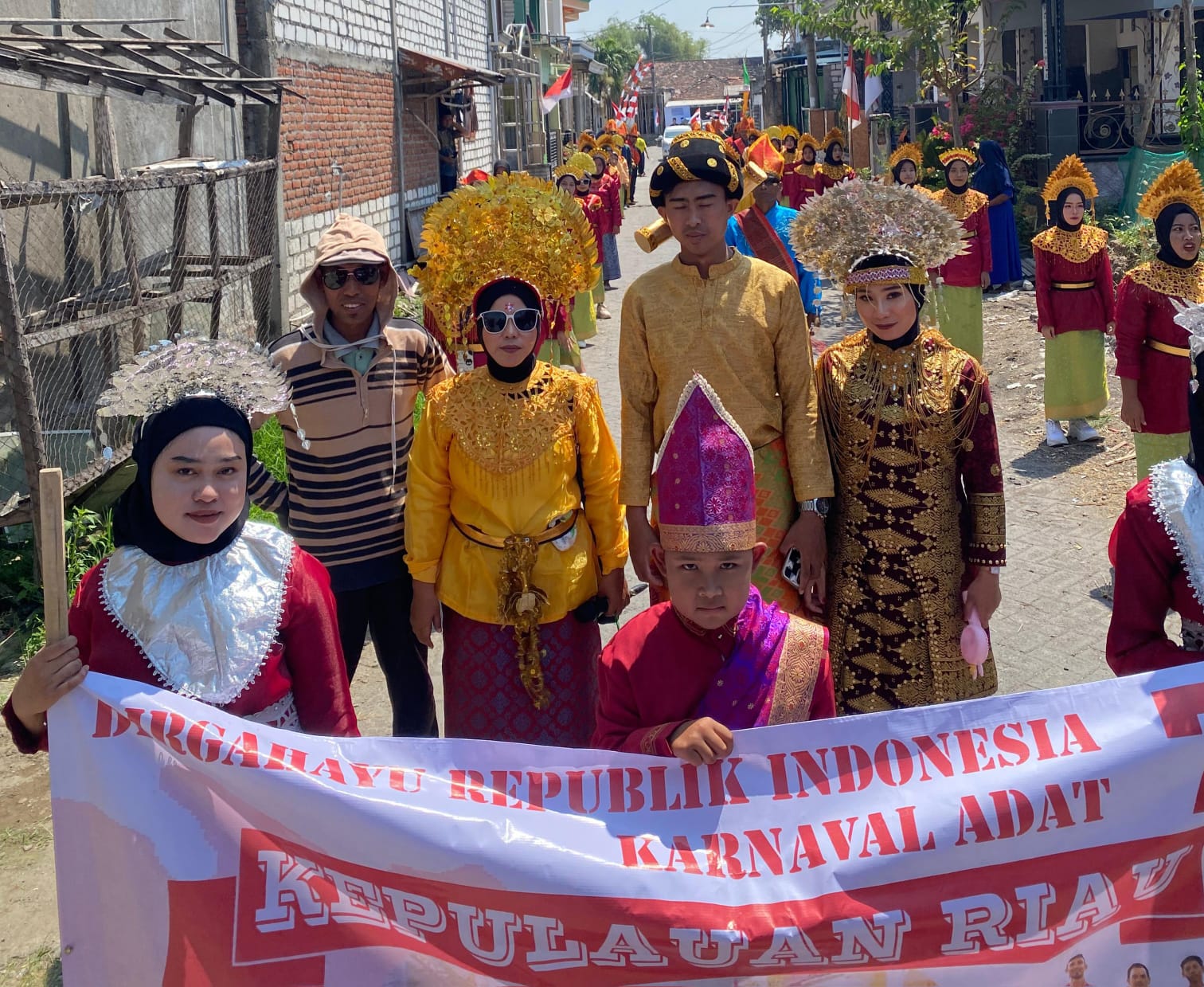 Karnaval Meriah Karang Taruna Singorejo di Dusun Timbuan Desa Tambakmenjangan, Sarirejo Warnai Semarak HUT RI ke-79