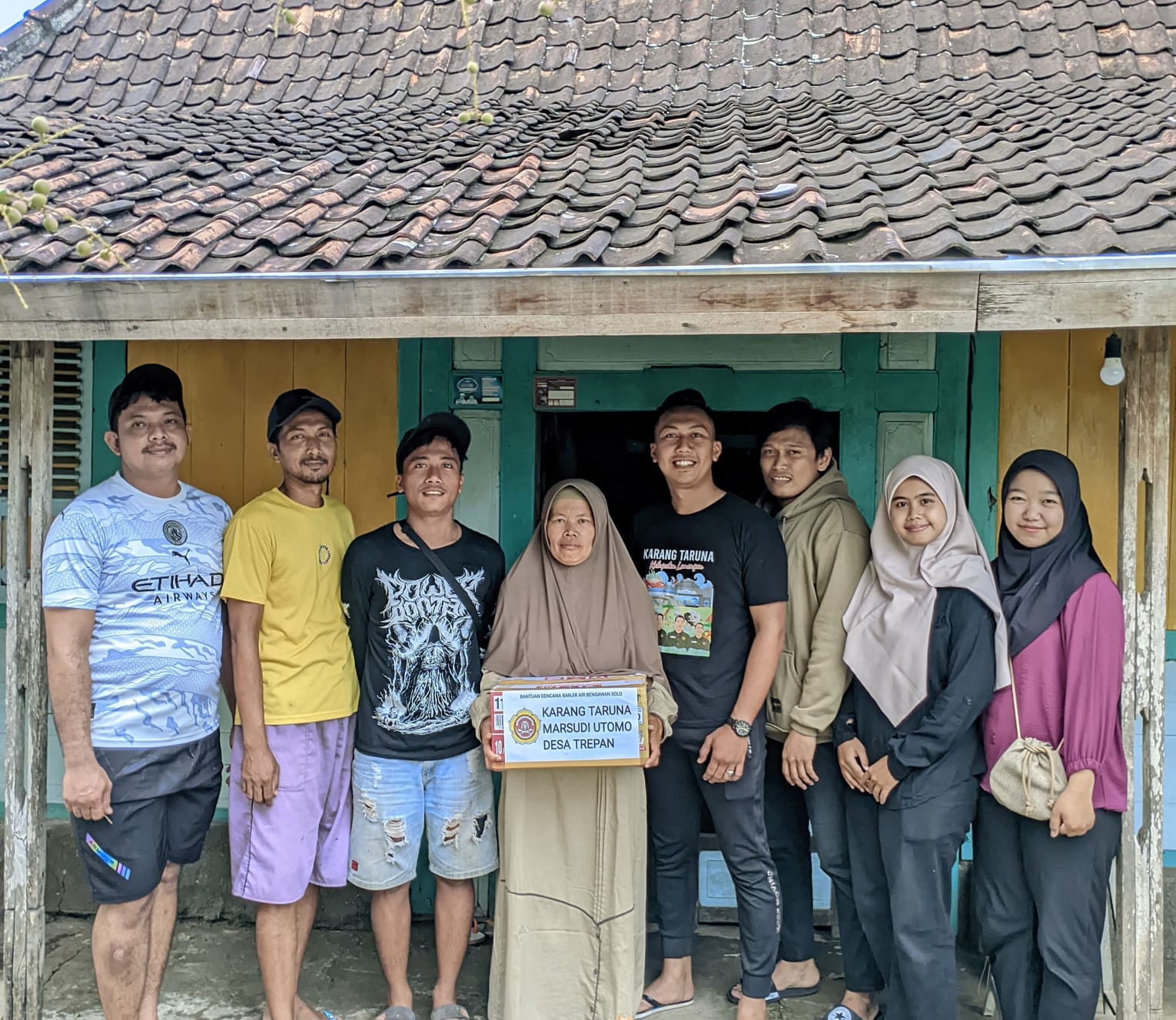 Karang Taruna Marsudi Utomo Desa Trepan Salurkan Bantuan untuk Korban Banjir Bengawan Solo
