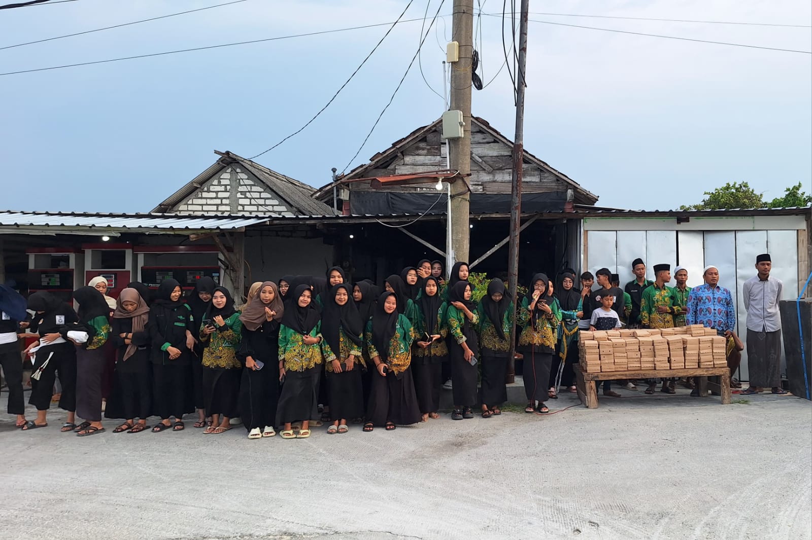 Perkuat Sinergi Antar Organisasi Kepemudaan, Karang Taruna Kharisma Abadi Desa Waruk Gelar Takjil On The Road dan Buka Bersama