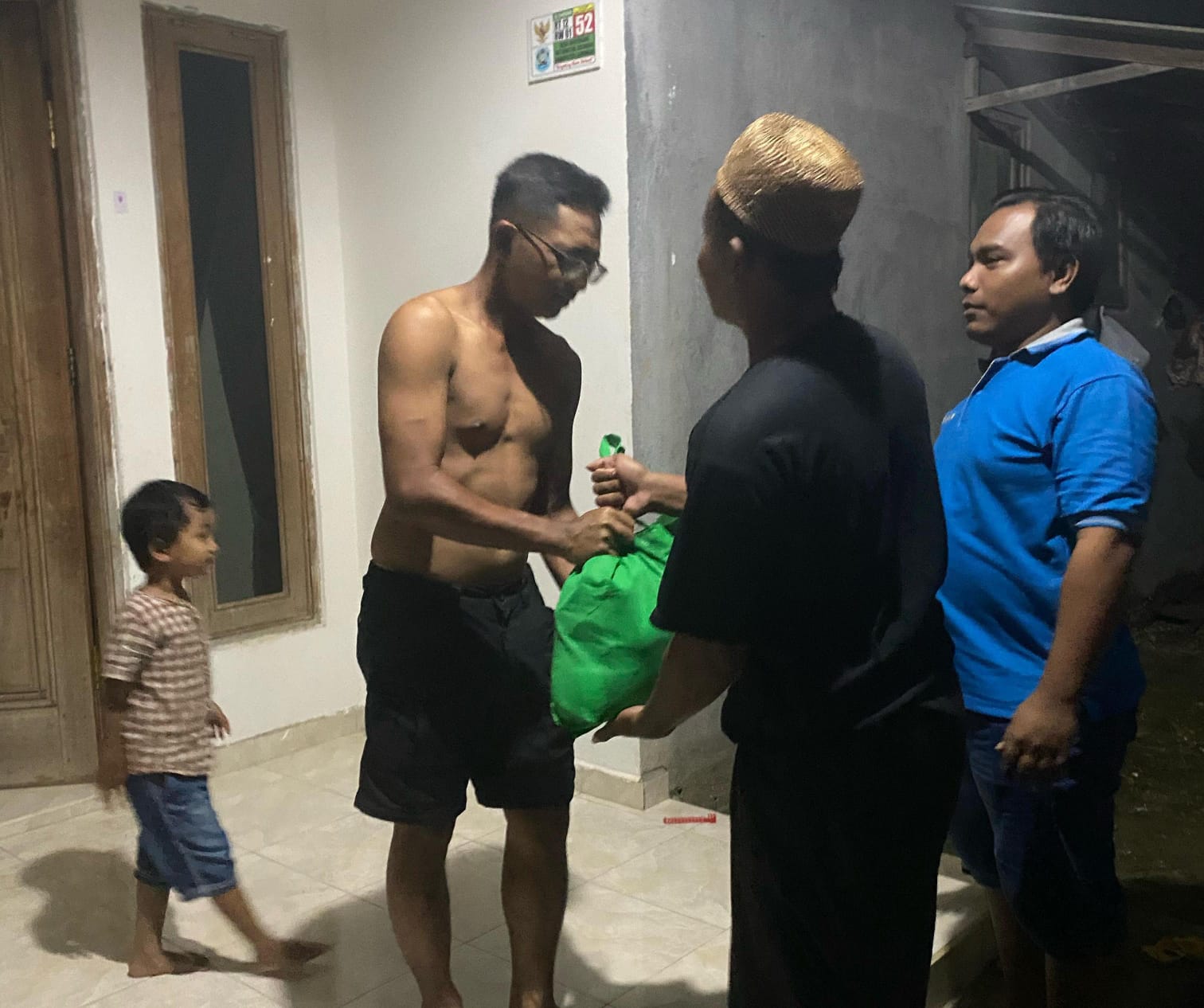 Tutup Bulan Ramadan, Karang Taruna Maju Bersama Banyubang Salurkan Santunan untuk Kaum Dhuafa