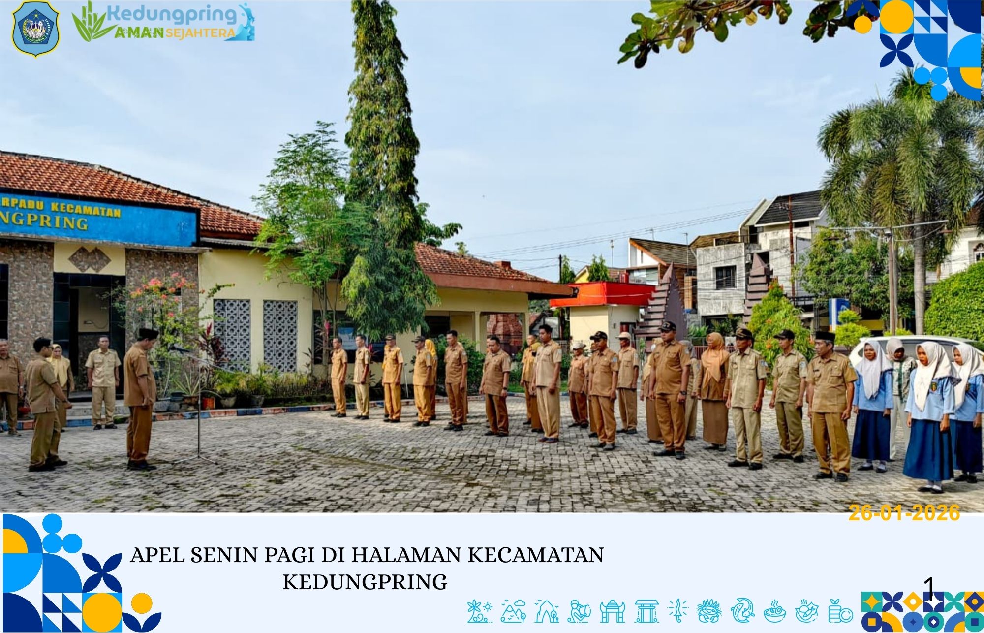 Foto: APEL SENIN PAGI DI HALAMAN KECAMATAN KEDUNGPRING